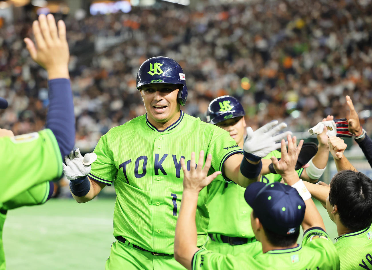 巨人対ヤクルト　7回表ヤクルト無死一塁、オスナは左越え2点本塁打を放ちタッチを交わす（撮影・足立雅史）