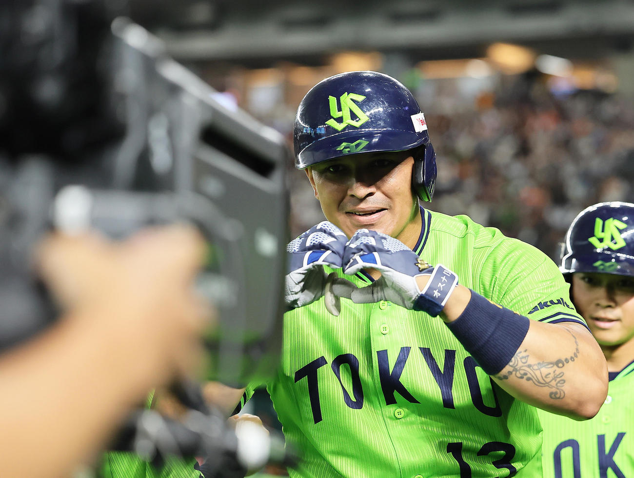 巨人対ヤクルト　7回表ヤクルト無死一塁、オスナは左越え2点本塁打を放ちカメラにハートポーズ（撮影・足立雅史）