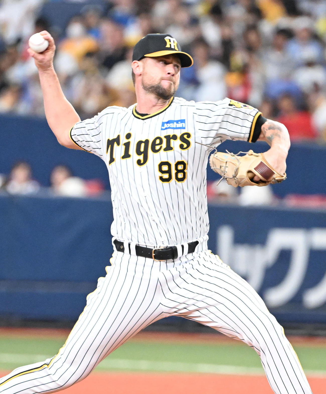 阪神対中日　6回に登板する阪神ブルワー（撮影・和賀正仁）