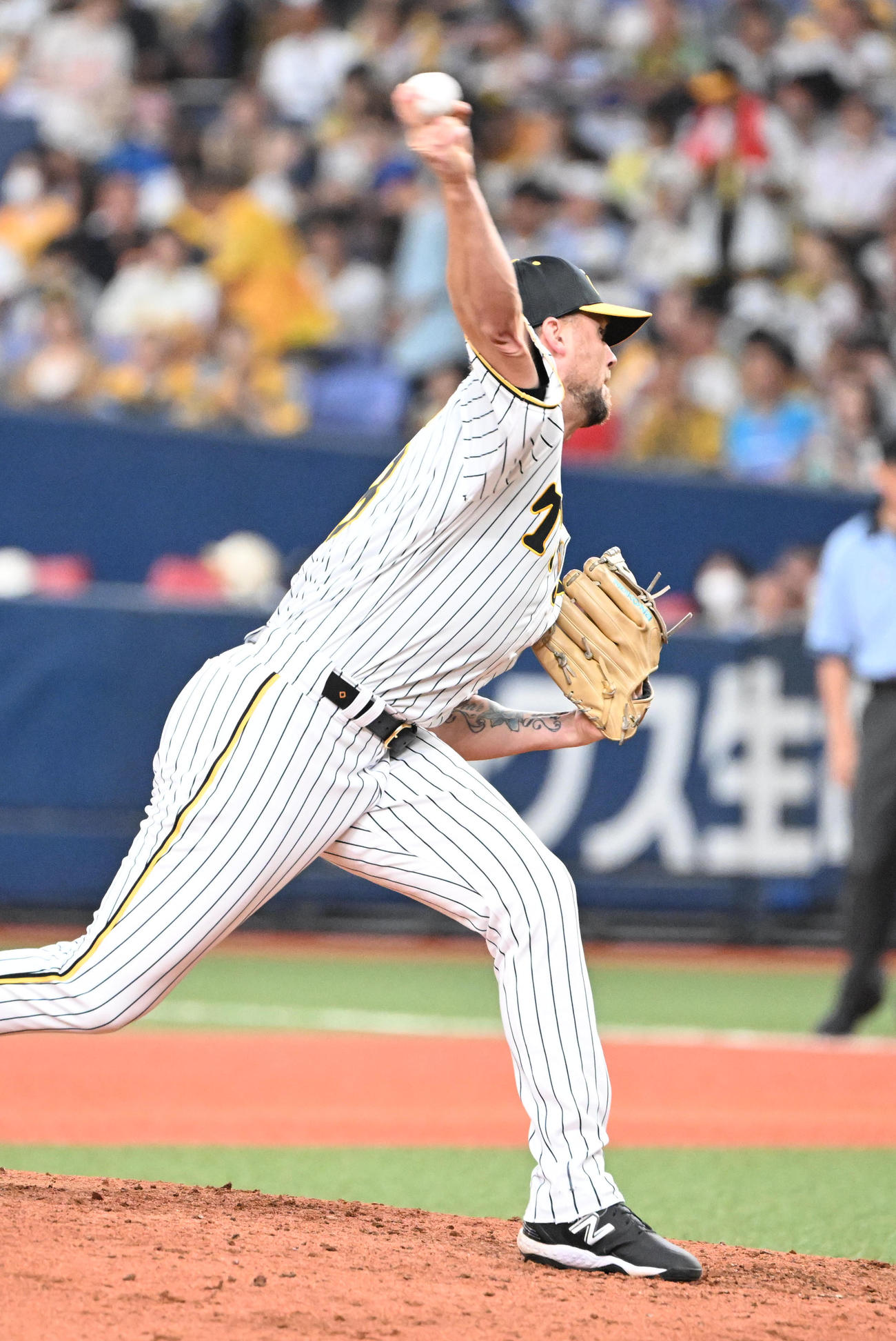 阪神対中日　6回に登板する阪神ブルワー（撮影・和賀正仁）