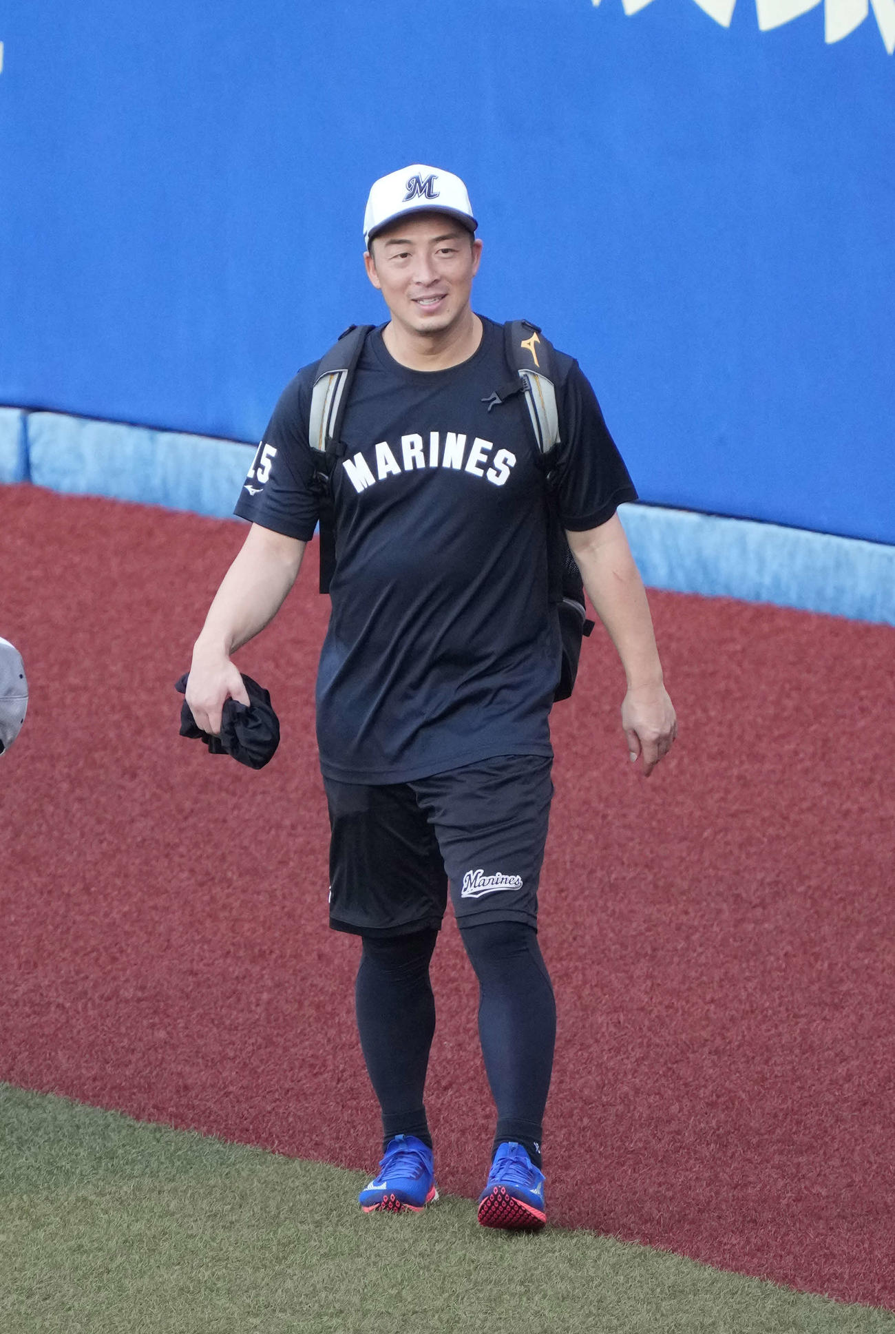 ロッテ対ソフトバンク、登板前日の調整を終え引き揚げるロッテ美馬（撮影・小沢裕）