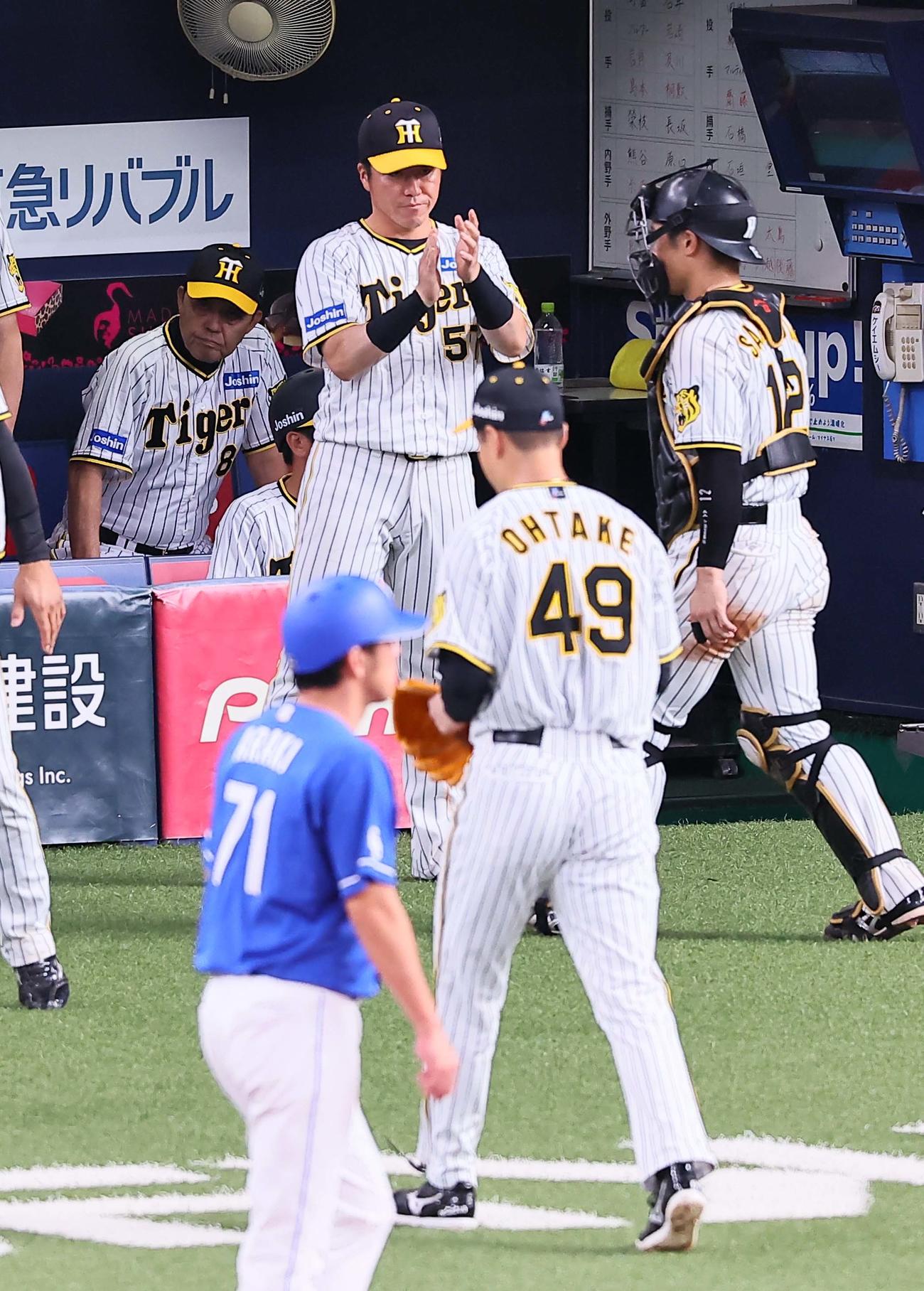 阪神対中日　岡田監督（左）は2失点の大竹を5回で降板させる（撮影・上田博志）