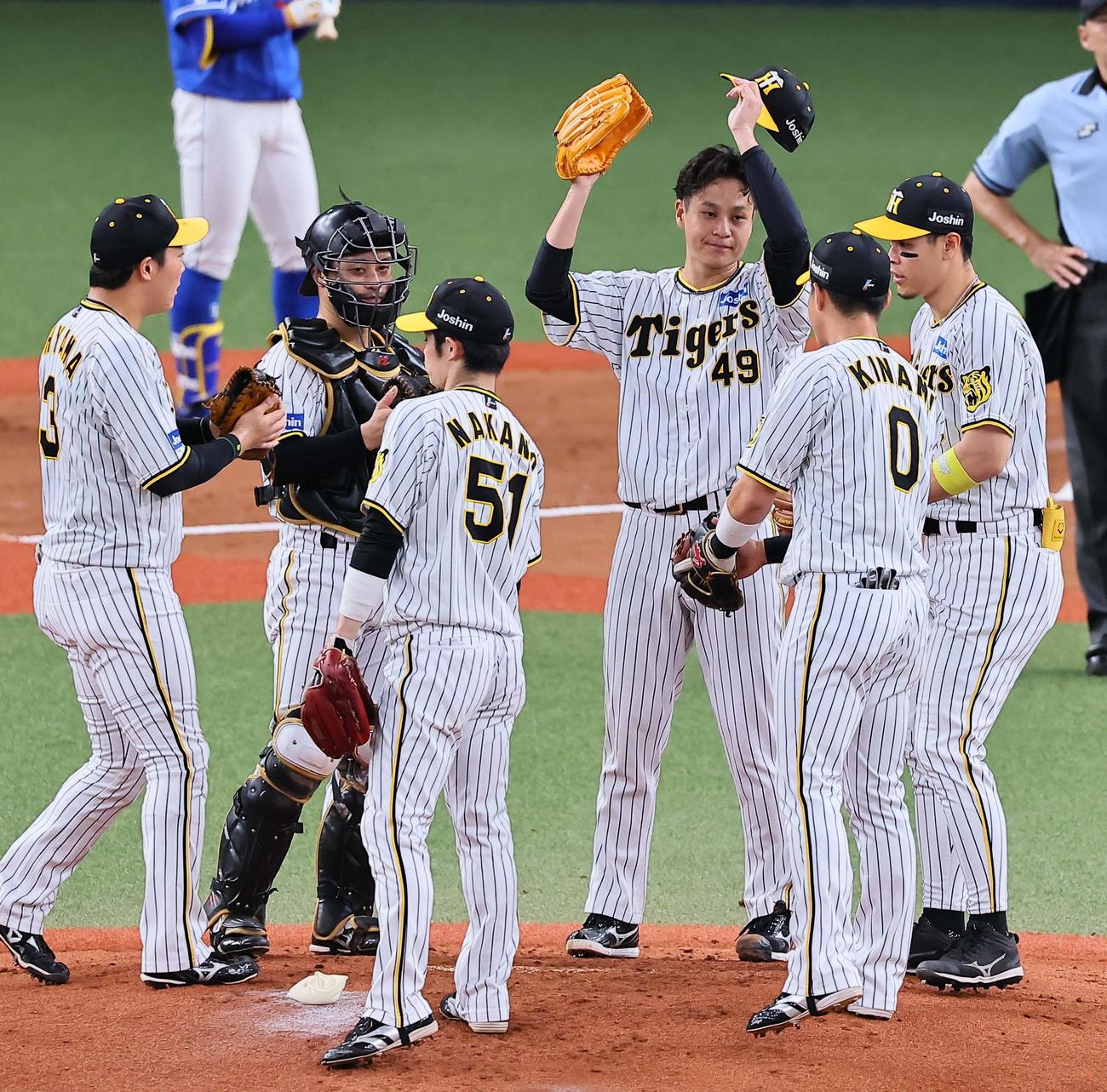 阪神対中日　2回、先制点を許した大竹（右から3人目）はナインから声を掛けられる（撮影・上田博志）