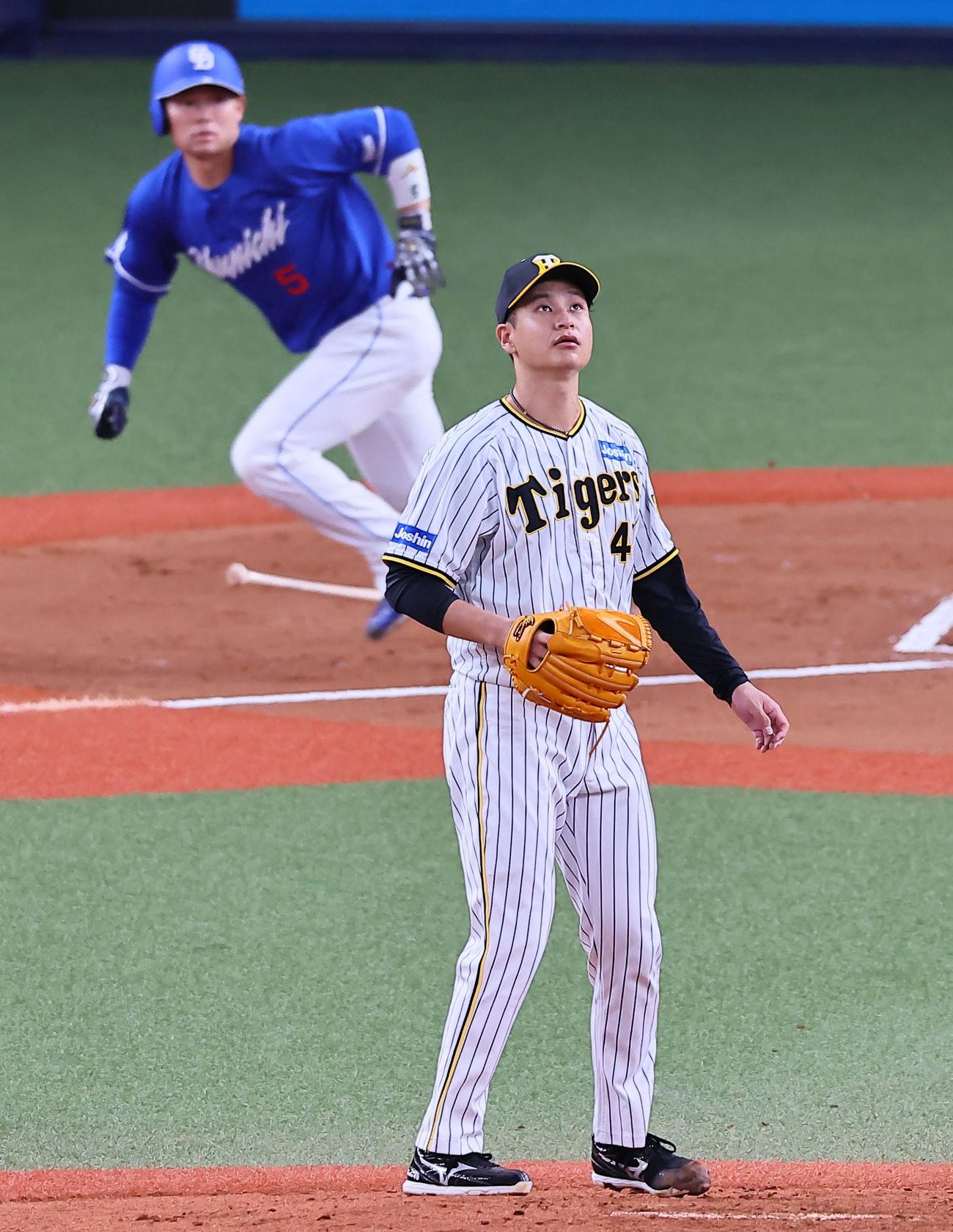 阪神対中日　2回表中日2死三塁、大竹は村松に先制適時打を浴びる（撮影・上田博志）
