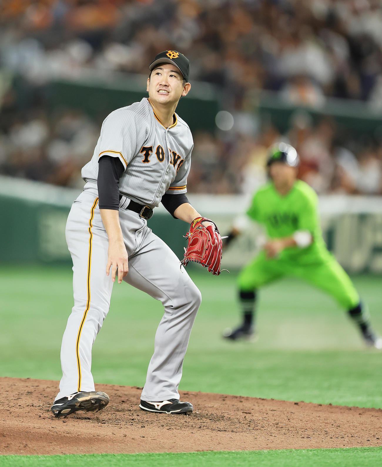 巨人対ヤクルト　7回表ヤクルト無死一塁、オスナに左越え2点本塁打を浴びた菅野（撮影・足立雅史）