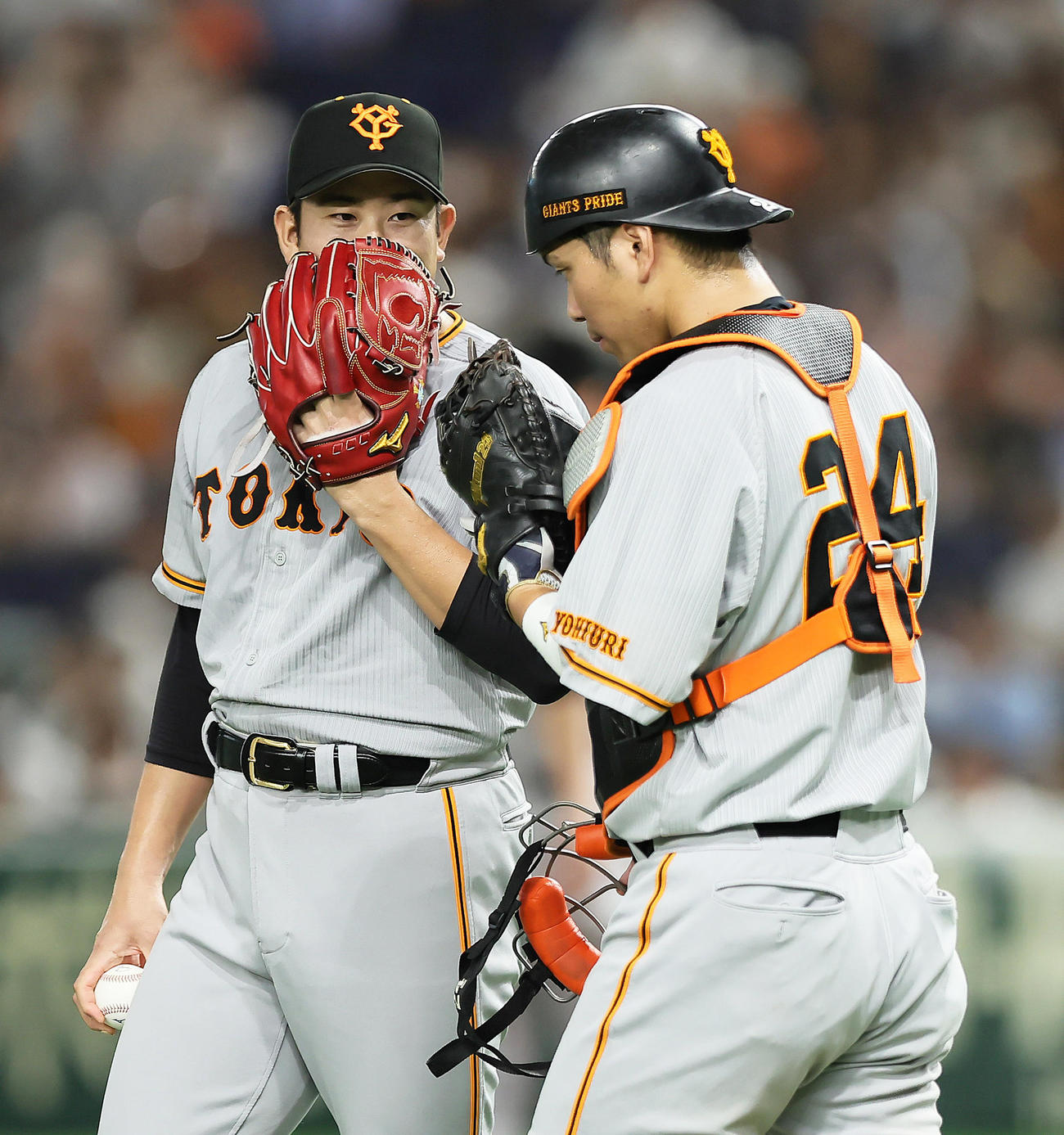 巨人対ヤクルト　マウンドで話し込む巨人の菅野智之（左）と大城卓（撮影・足立雅史）