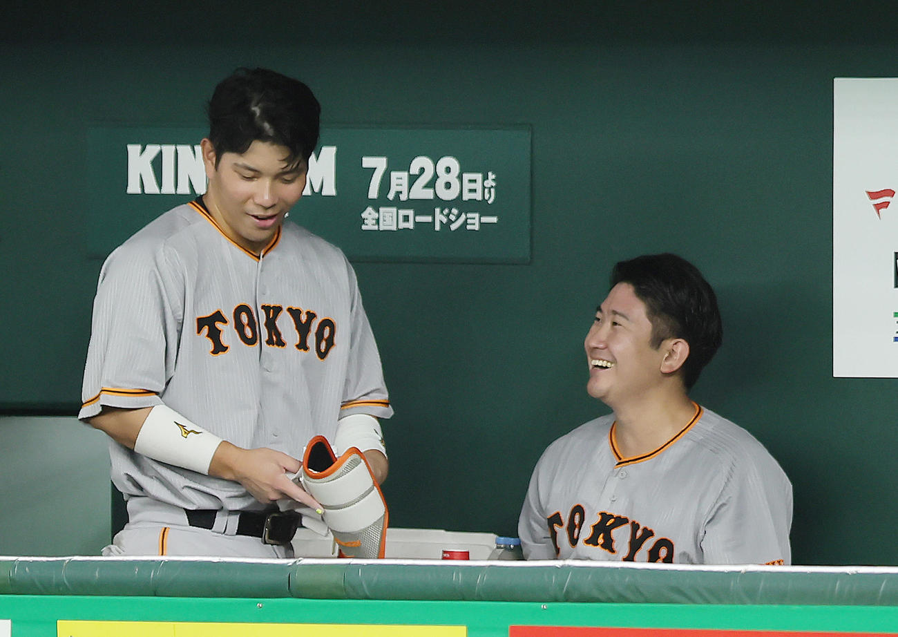 巨人対ヤクルト　イニング間、ベンチで談笑する巨人の菅野（右）と大城卓（撮影・足立雅史）