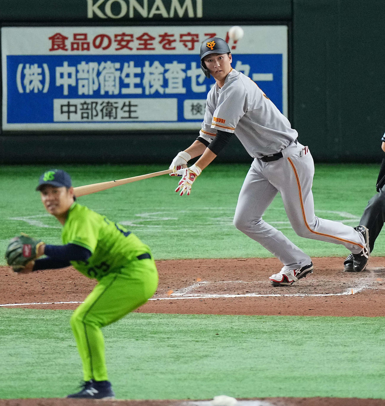 巨人対ヤクルト　7回裏巨人2死満塁、中前2点適時打を放つ秋広。投手小川(撮影・垰建太）