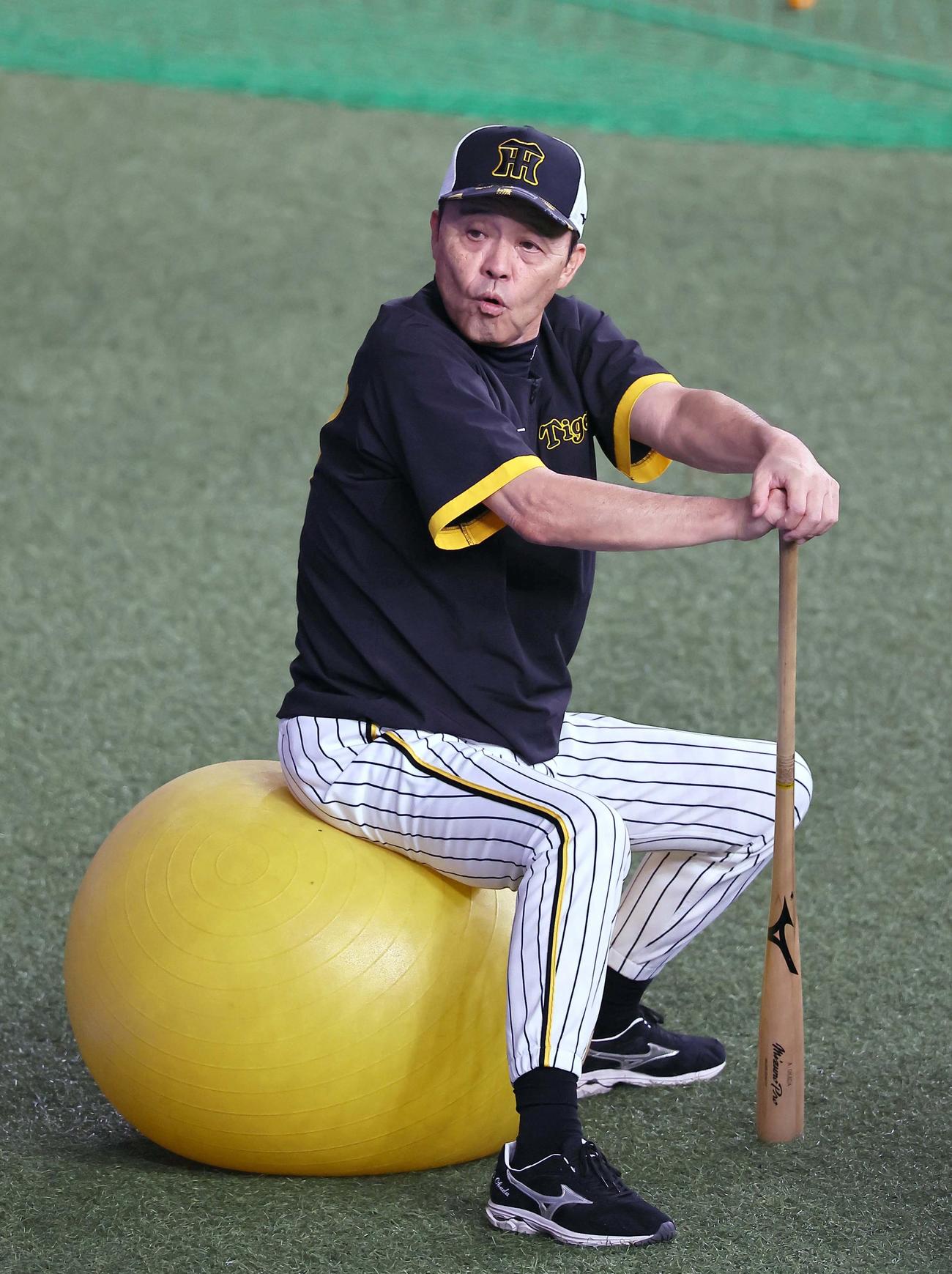 阪神対中日　練習を見守る岡田監督（撮影・上田博志）