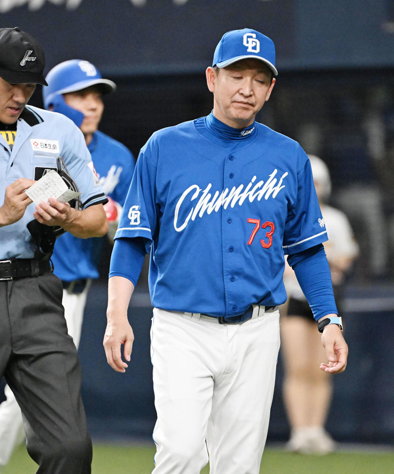 阪神対中日　7回を終え選手の交代を付ける中日立浪監督（撮影・和賀正仁）