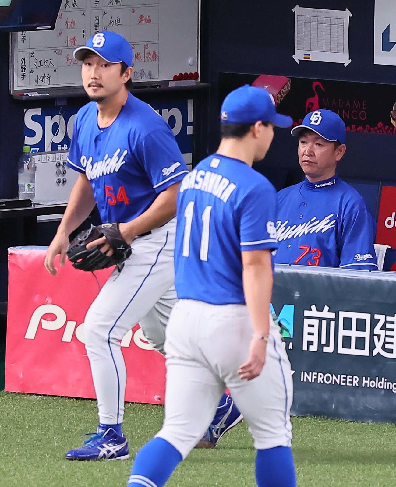 阪神対中日　6回、立浪監督（右）は小笠原（中央）を降板させ藤嶋をマウンドへ送る（撮影・上田博志）