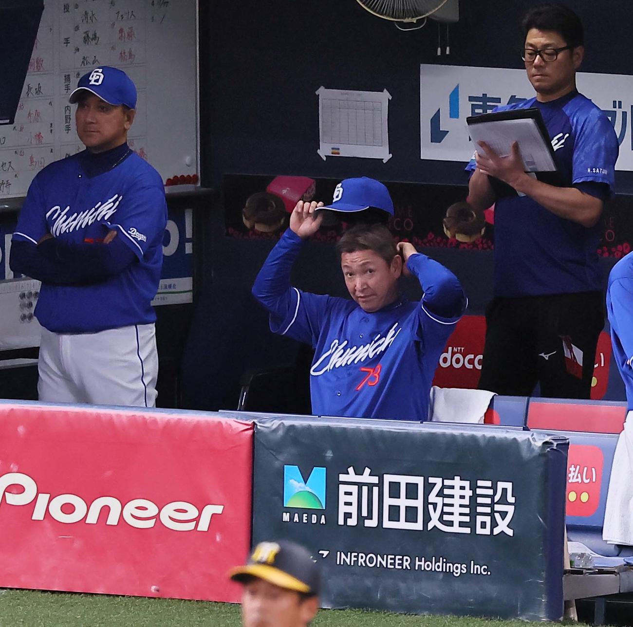 阪神対中日　阪神に逆転された立浪監督（中央）はベンチで悔しそうな表情を見せる（撮影・上田博志）