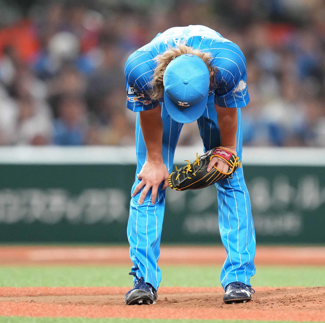 西武対オリックス　2回表オリックス2死満塁、西野に先制の押し出し四球を与え、膝に手をつく今井（撮影・鈴木みどり）