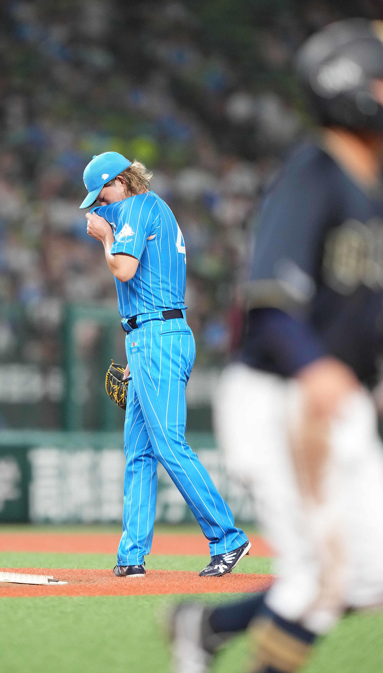 西武対オリックス　2回表オリックス2死満塁、西野に先制の押し出し四球を与え、汗をぬぐう今井（撮影・鈴木みどり）