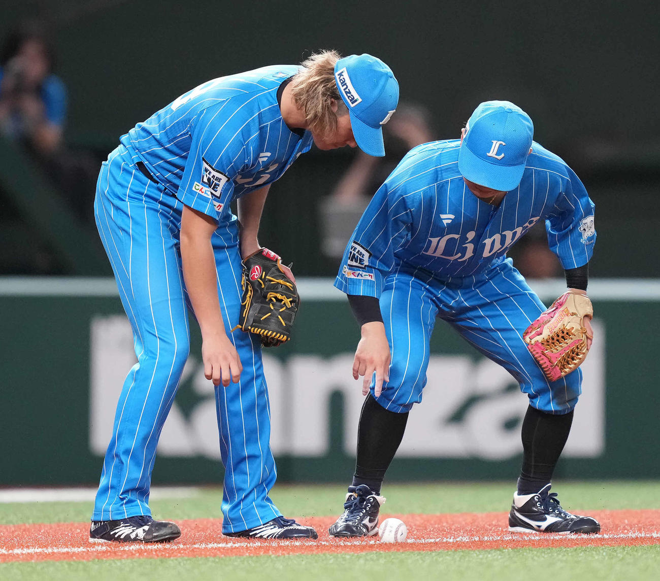 西武対オリックス　6回表オリックス無死二塁、野口の三塁線へのバント球を捕らず、セーフティバントを許す今井（左）と三塁手佐藤龍（撮影・鈴木みどり）