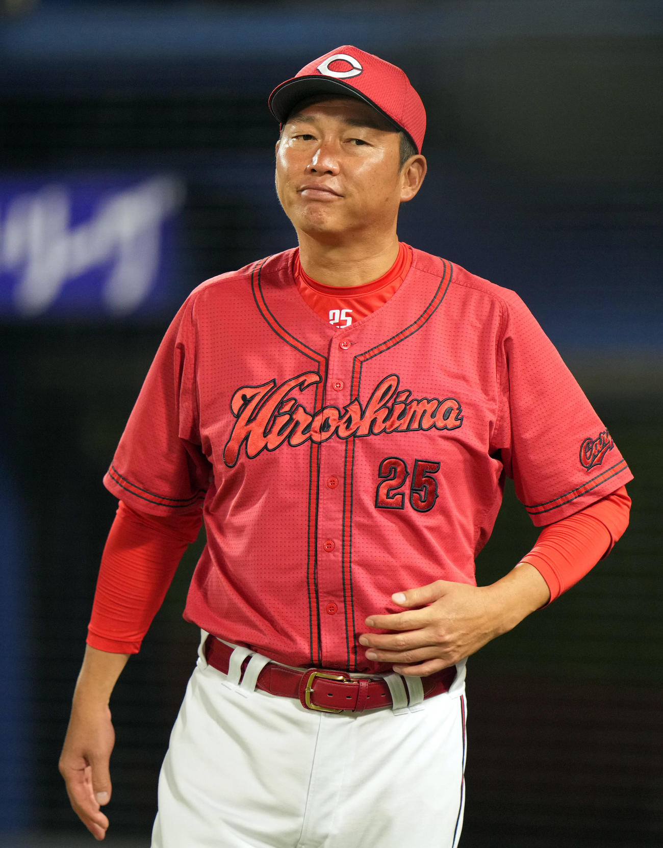 DeNA対広島　6回表を終え、選手の交代を告げる新井監督（撮影・狩俣裕三）