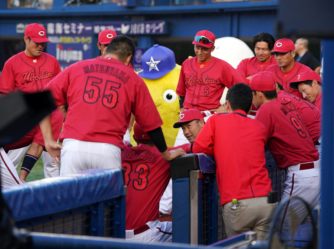 DeNA対広島　試合前、チャピーがのぞく中、円陣で声出しする末包昇（中央）（撮影・狩俣裕三）