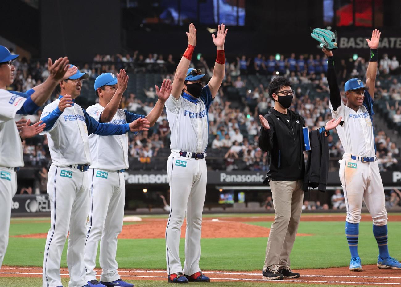 日本ハム対楽天　試合後、勝利の一丁締めをする新庄監督（中央）（撮影・黒川智章）