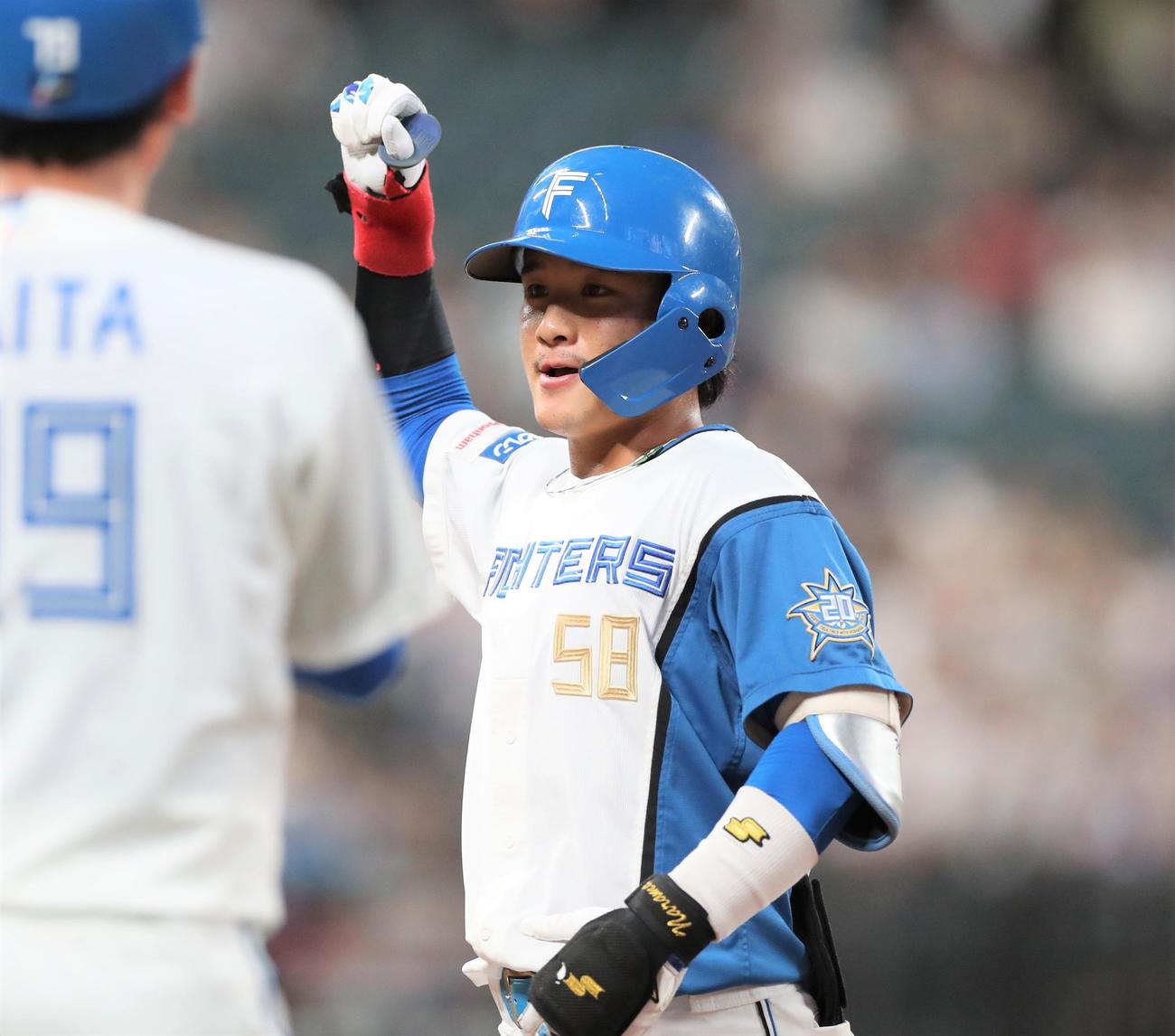 日本ハム対楽天　2回裏日本ハム2死一、三塁、中前適時打を放ちポーズをとる奈良間（撮影・黒川智章）