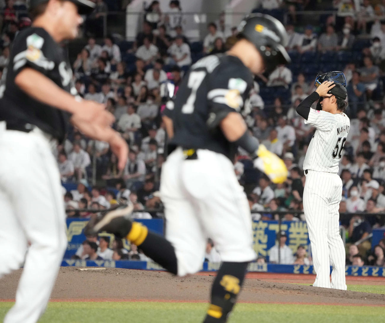 ロッテ対ソフトバンク、4回表ソフトバンク2死二、三塁、ロッテ先発の中森（右）は中村晃に右中間越えの逆転3点本塁打を許す（撮影・小沢裕）