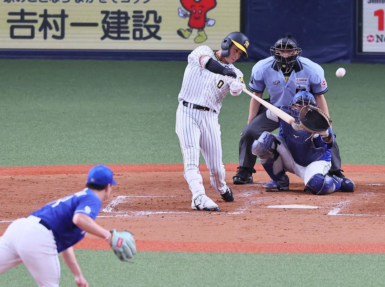阪神対中日　5回裏阪神1死満塁、木浪は勝ち越し左犠飛を放つ（撮影・上田博志）