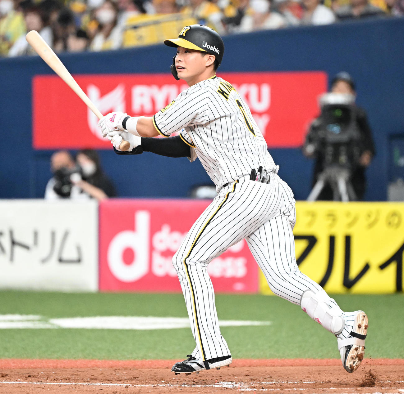 阪神対中日　5回裏阪神1死満塁、勝ち越し左犠飛を放つ木浪（撮影・和賀正仁）