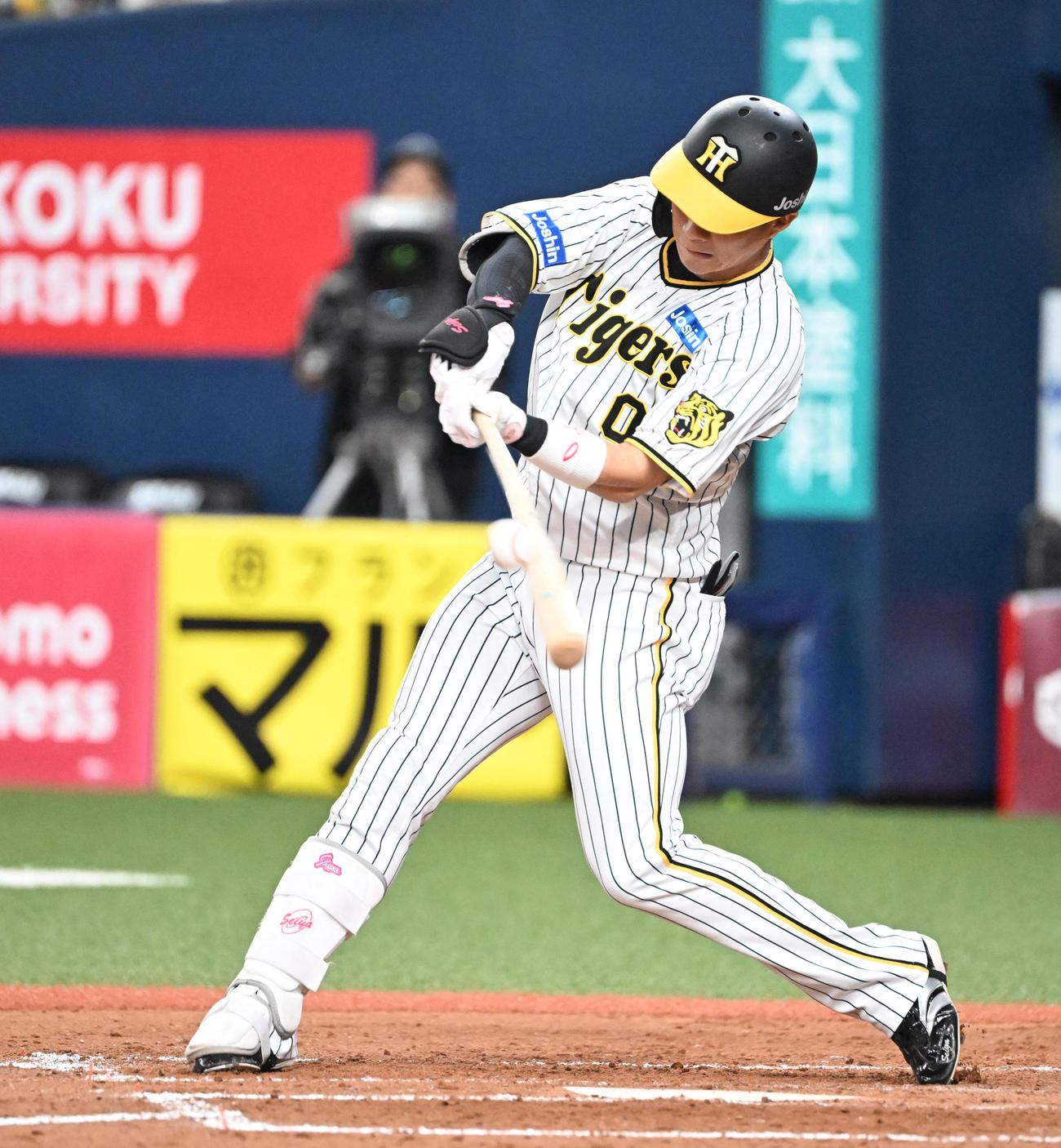 阪神対中日　5回裏阪神1死満塁、勝ち越し左犠飛を放つ木浪（撮影・和賀正仁）