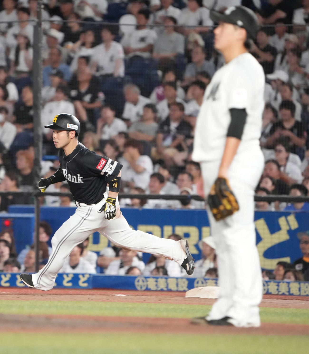 ロッテ対ソフトバンク、8回表ソフトバンク無死、近藤（左）は左越えにソロ本塁打を放つ（撮影・小沢裕）