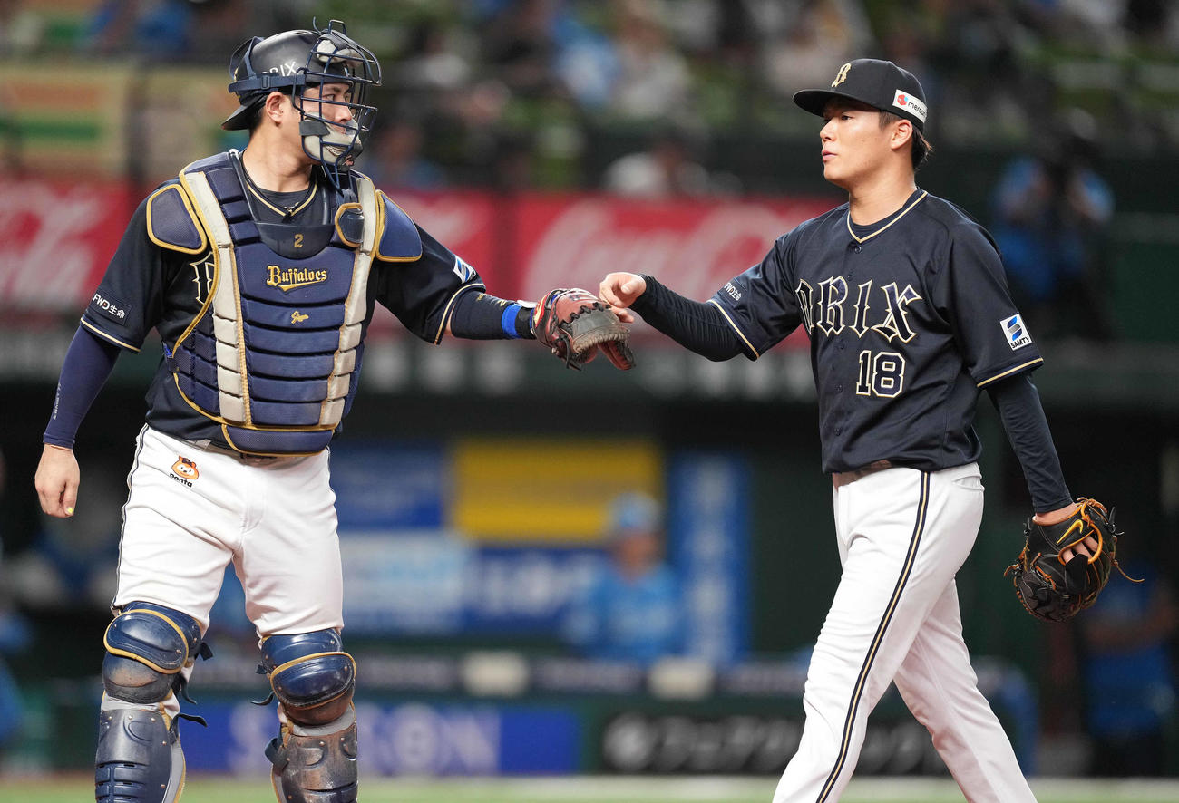 西武対オリックス　6回裏まで無失点に抑え、若月（左）とタッチを交わすオリックス山本（撮影・鈴木みどり）