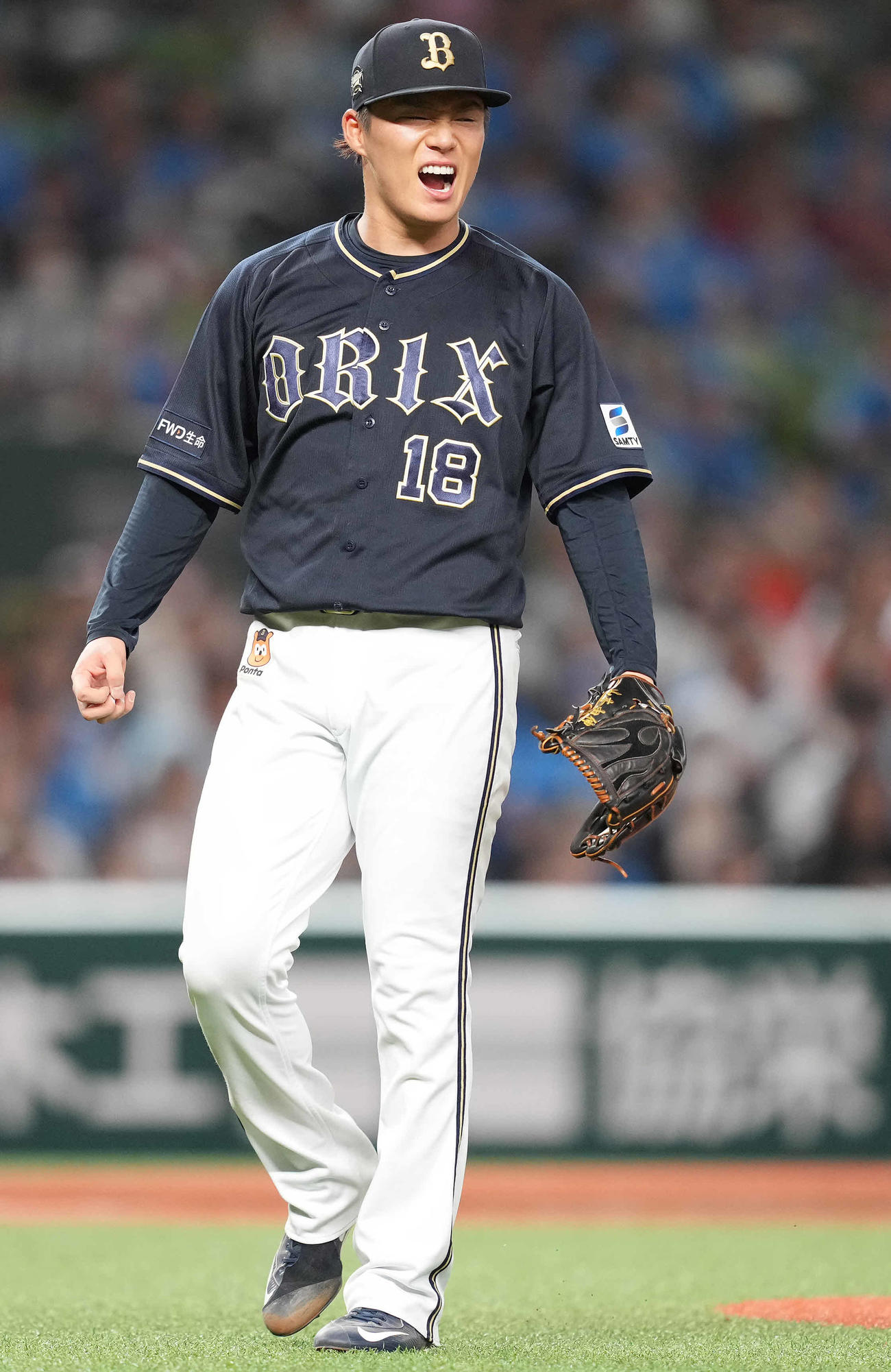 西武対オリックス　7回裏西武2死二、三塁、代打渡部を三直に仕留め、ほえる山本（撮影・鈴木みどり）