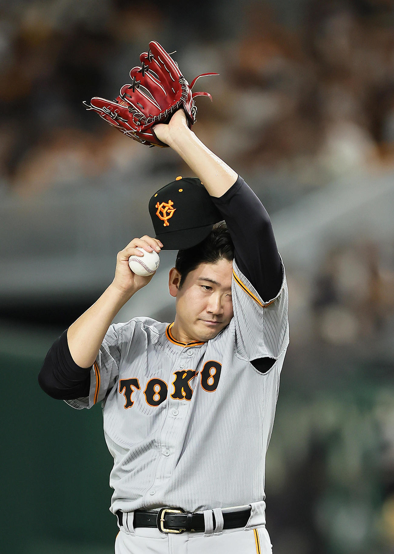 巨人対ヤクルト　2回表ヤクルトに先制を許し、渋い顔を見せる菅野（撮影・足立雅史）