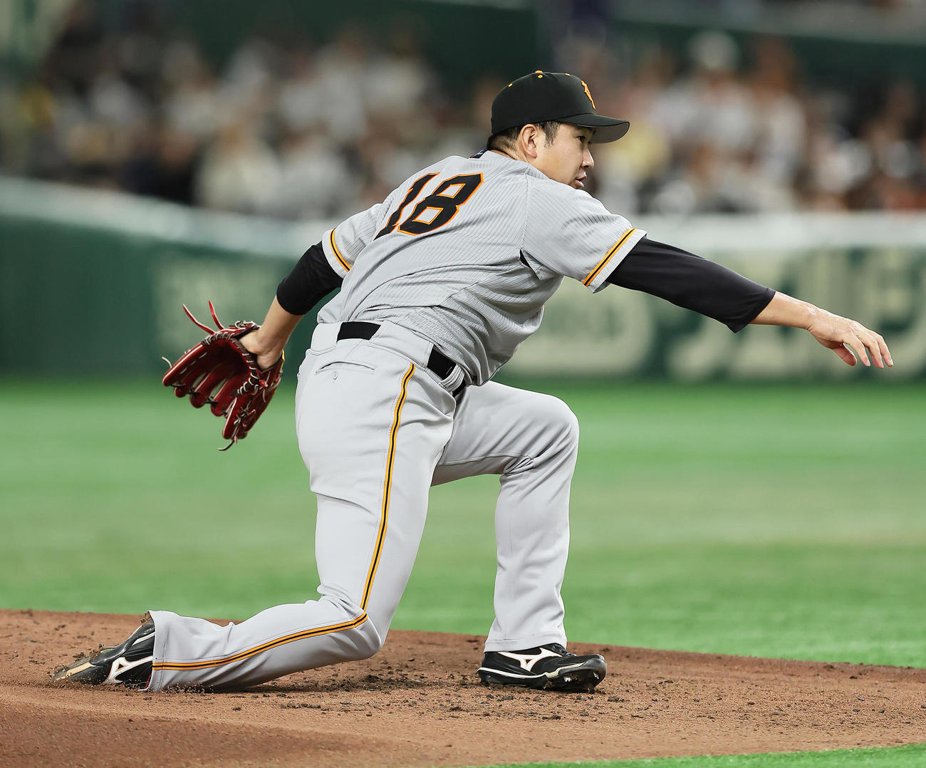 巨人対ヤクルト　2回、マウンドに足を取られる巨人菅野（撮影・足立雅史）