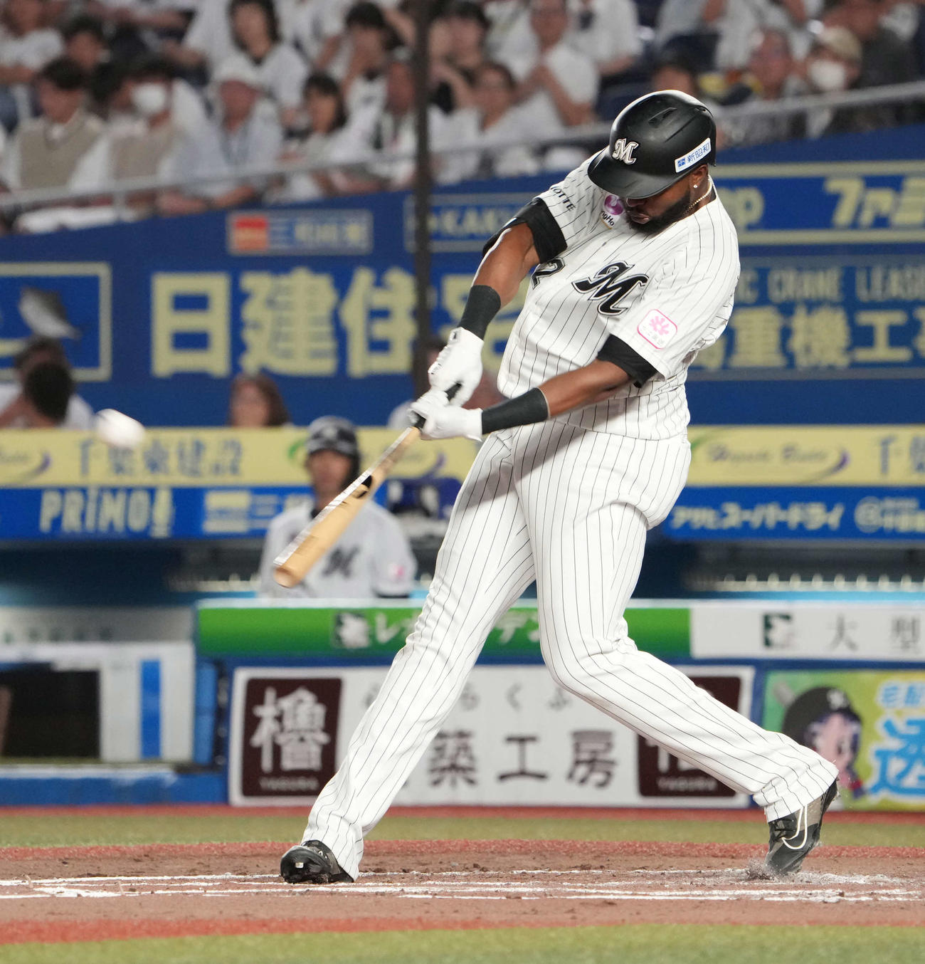 ロッテ対ソフトバンク、7回裏ロッテ1死、ポランコは右中間にこの日2本目の本塁打を放つ（撮影・小沢裕）