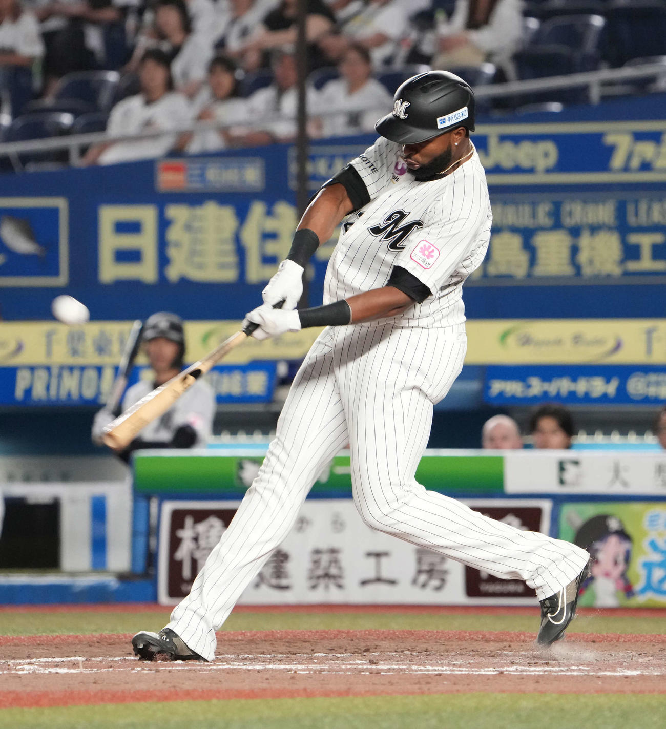 ロッテ対ソフトバンク、9回裏ロッテ無死、ポランコは右越えにこの日3本目の本塁打を放つ（撮影・小沢裕）
