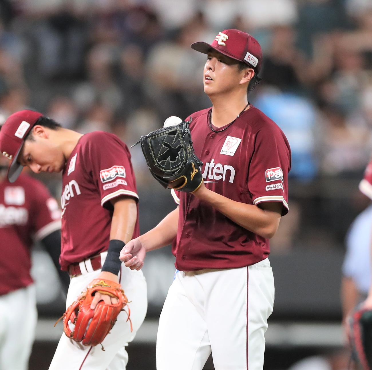 日本ハム対楽天　2回裏、途中降板する松井友（撮影・黒川智章）