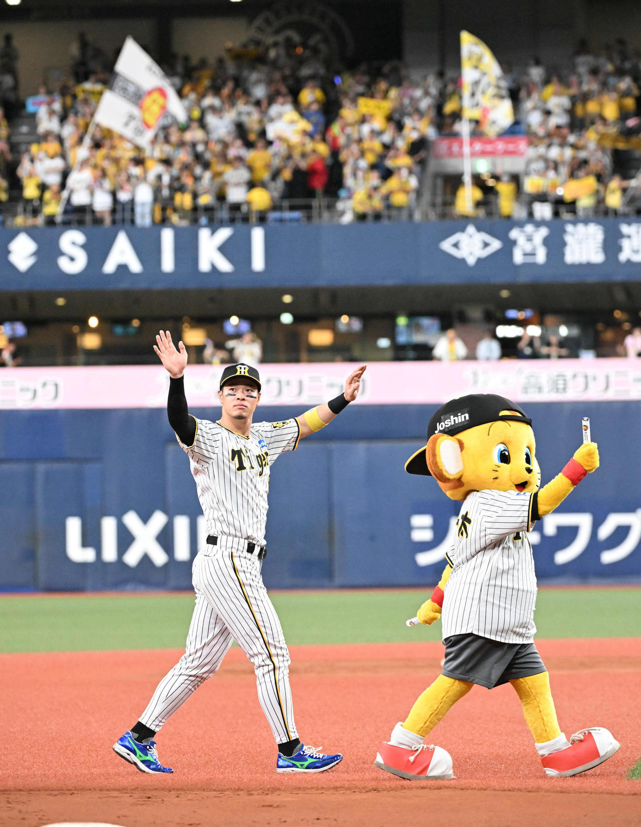 阪神対中日　ファンに手を振りながら引き揚げる阪神佐藤輝（撮影・和賀正仁）
