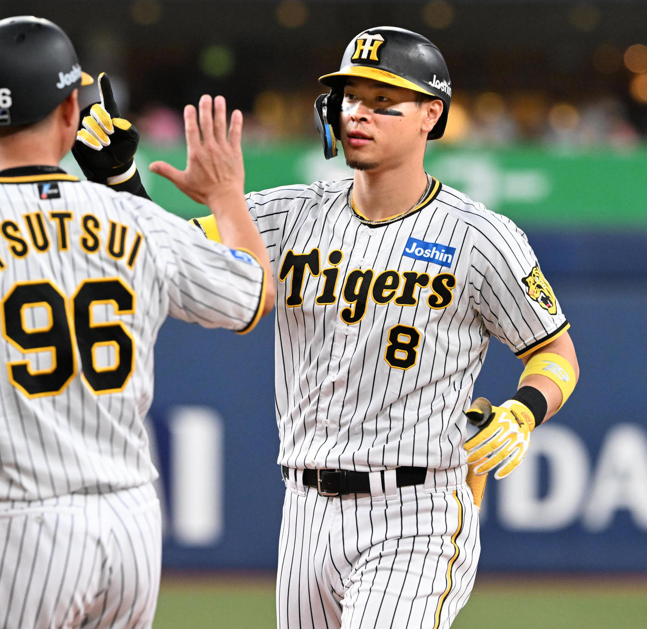 阪神対中日　5回裏阪神1死一、三塁、佐藤輝は右前適時打を放ち、ナインにアピールする（撮影・前岡正明）
