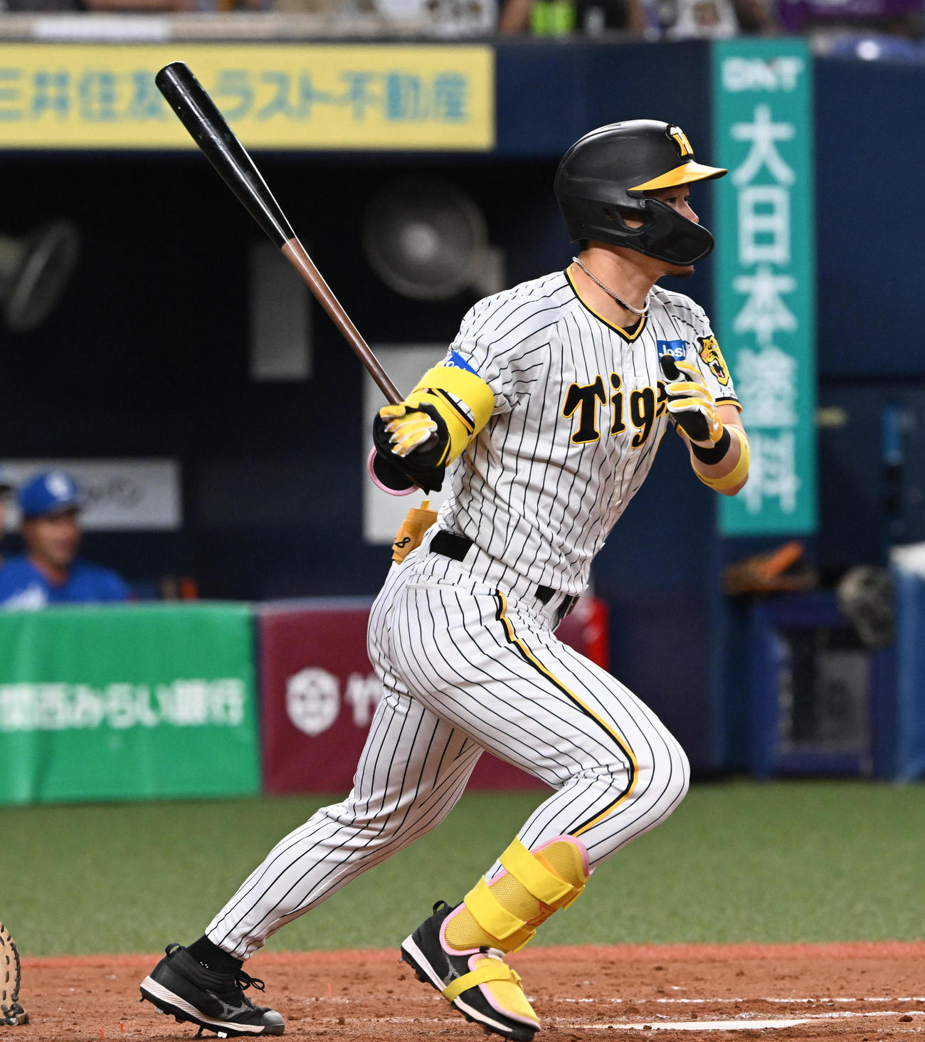 阪神対中日　5回裏阪神1死一、三塁、佐藤輝は右前同点適時打を放つ（撮影・前岡正明）