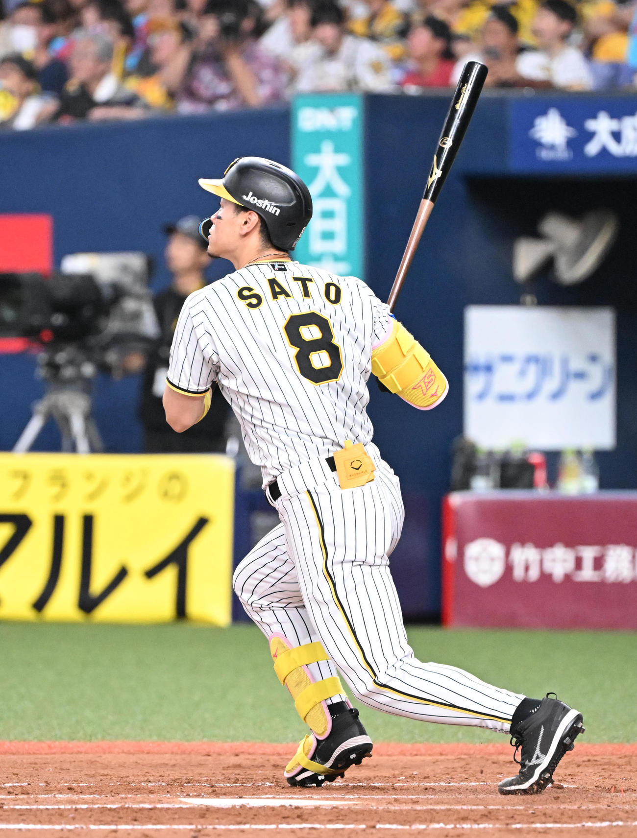 阪神対中日　4回裏阪神無死、右中間にソロ本塁打を放つ佐藤輝（撮影・和賀正仁）