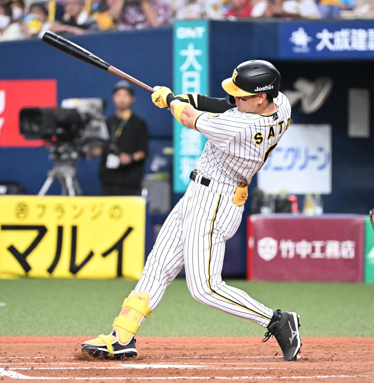 阪神対中日　4回裏阪神無死、右中間にソロ本塁打を放つ佐藤輝（撮影・和賀正仁）