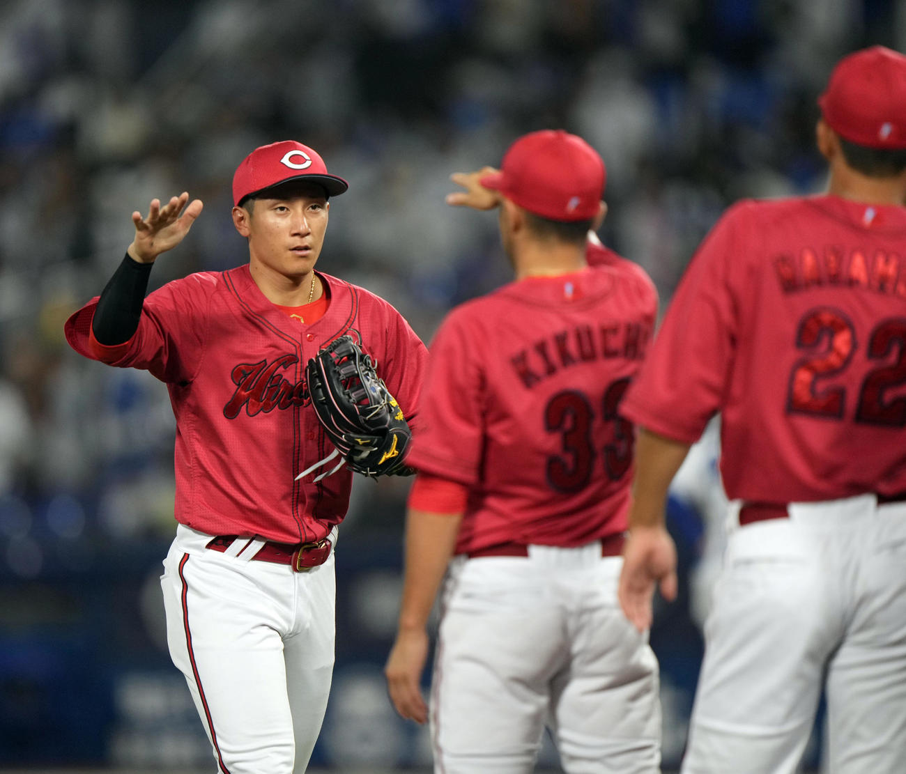 DeNA対広島　試合後、菊池（中央）らとタッチを交わす西川（左）（撮影・狩俣裕三）