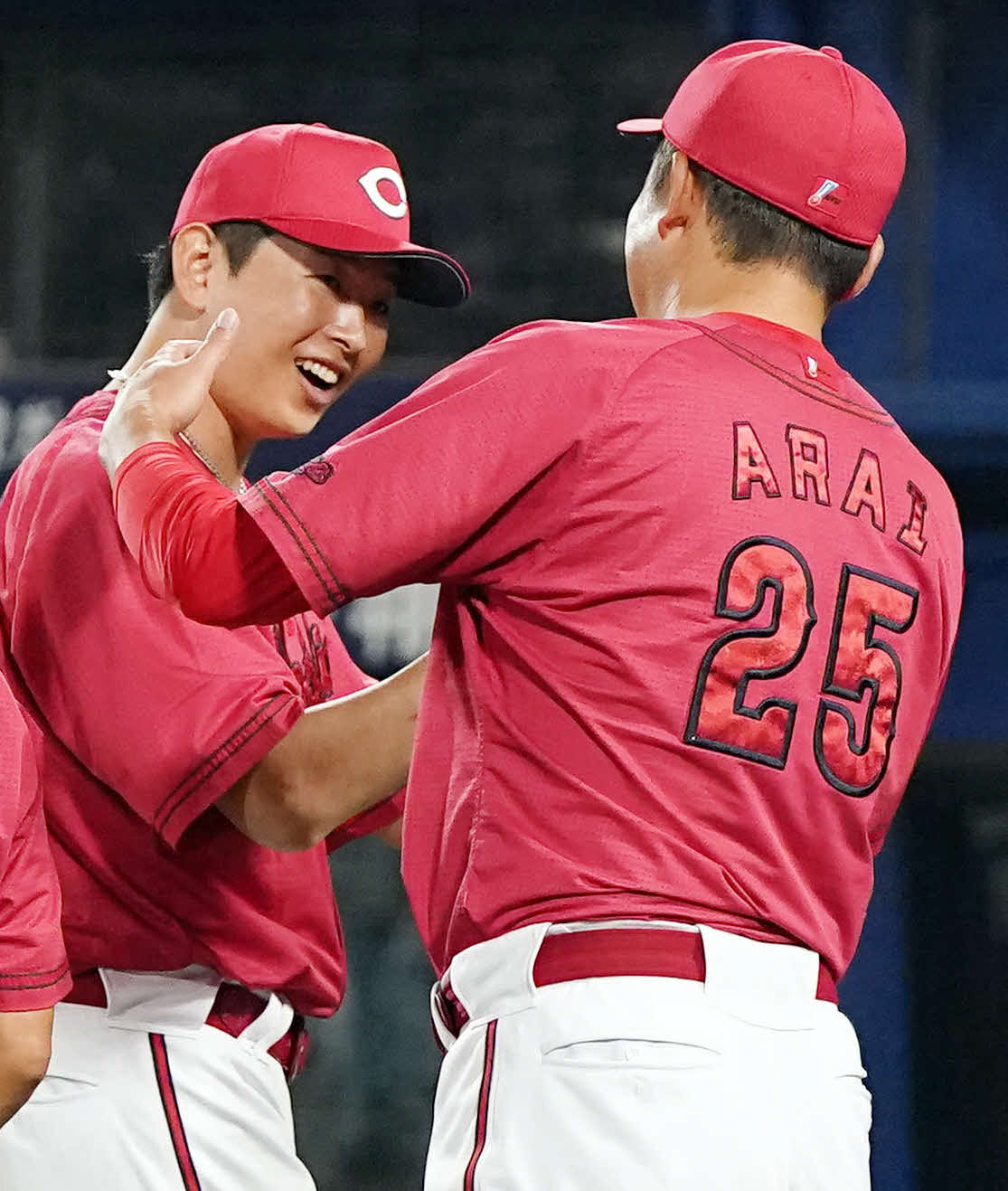 DeNA対広島　試合後、新井監督（右）に迎えられる大瀬良（撮影・狩俣裕三）