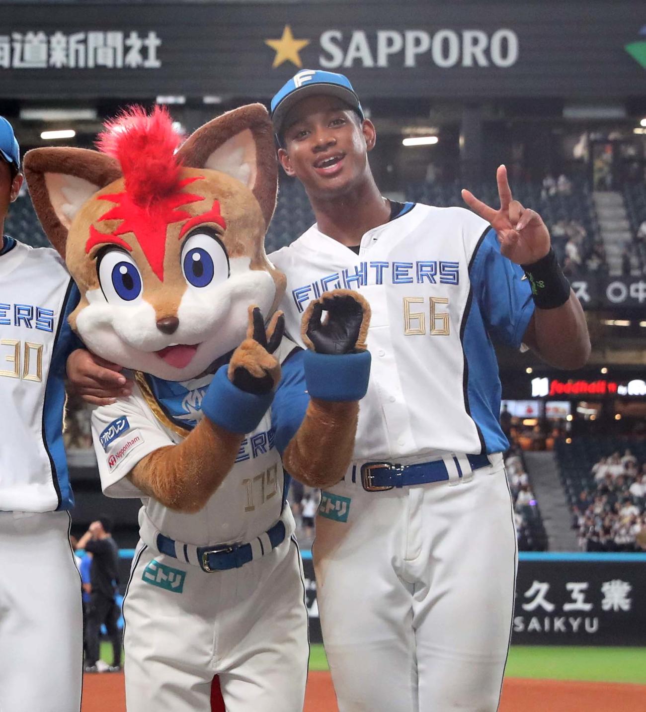 日本ハム対楽天　試合後、20号本塁打を放った万波はマスコットのフレップとポーズをとる（撮影・黒川智章）