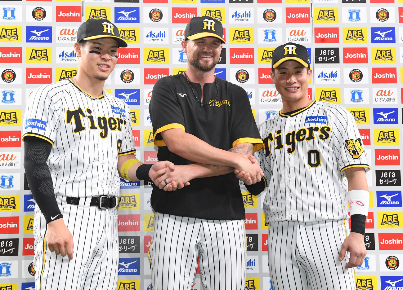 阪神対中日　お立ち台で笑顔を見せる、左から佐藤輝、ブルワー、木浪（撮影・前岡正明）