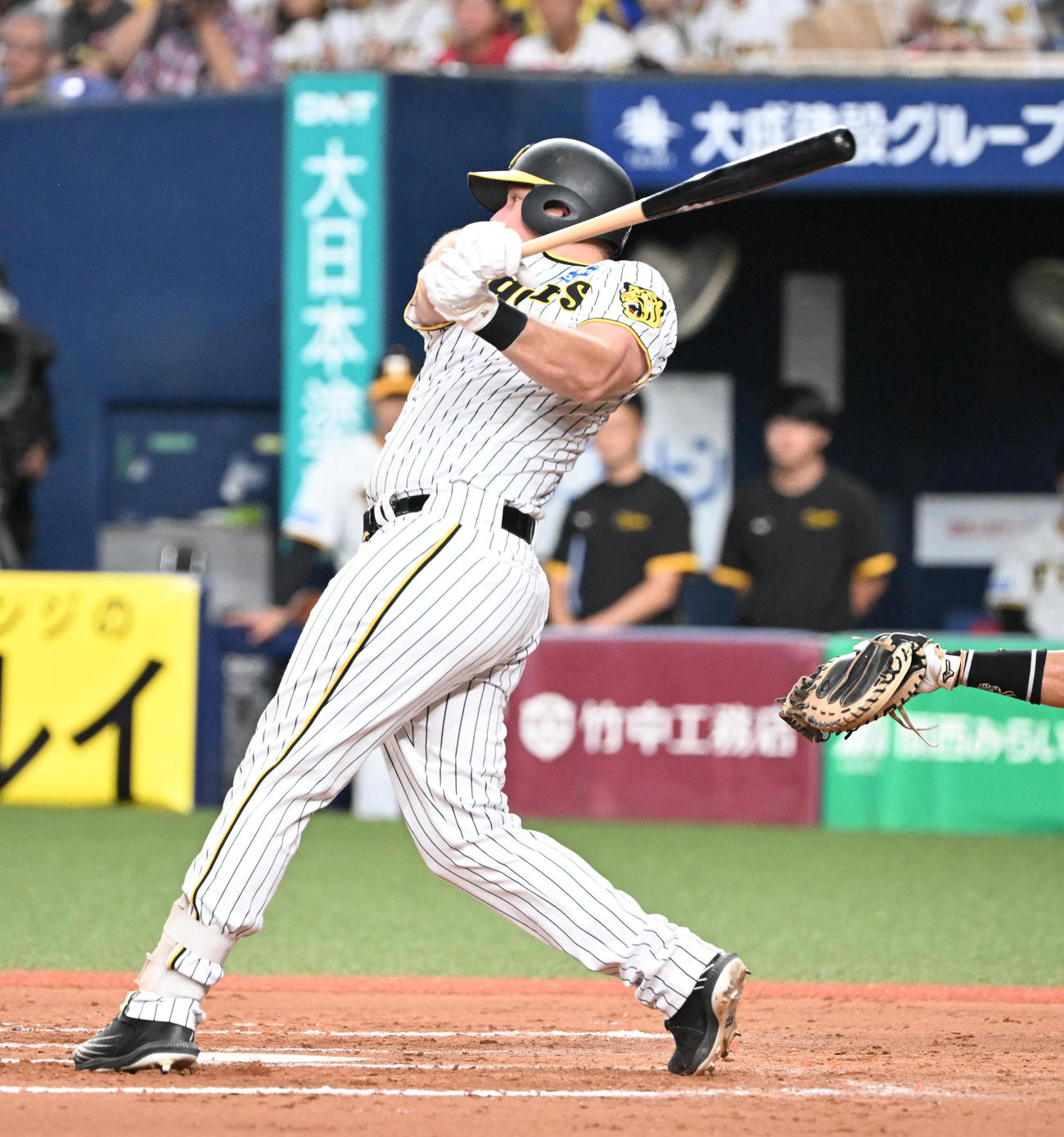 阪神対中日　8回裏阪神2死満塁、右前2点適時打を放つノイジー（撮影・和賀正仁）