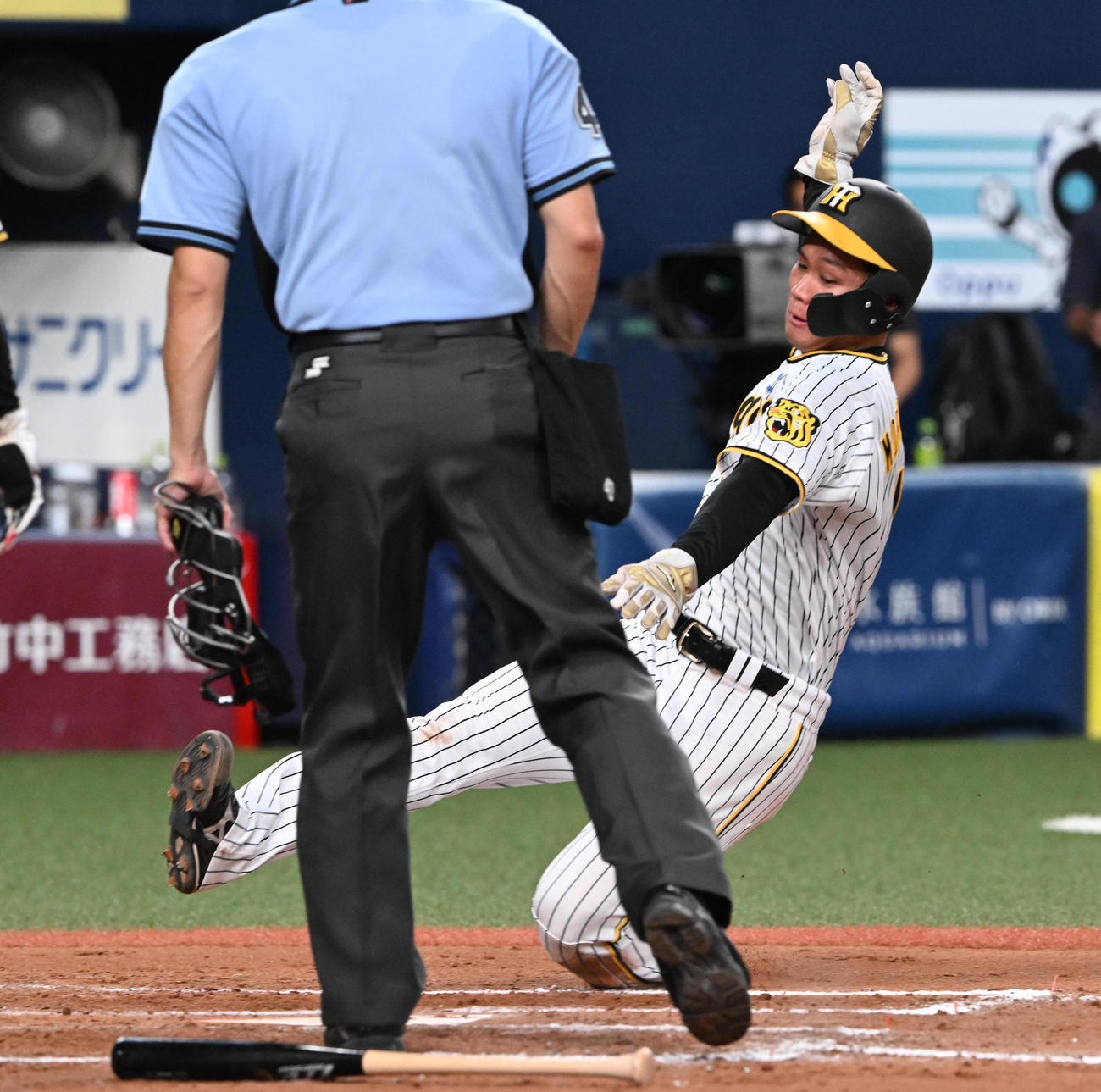 阪神対中日　8回裏阪神2死満塁、ノイジーの右前2点適時打で生還する森下（撮影・前岡正明）