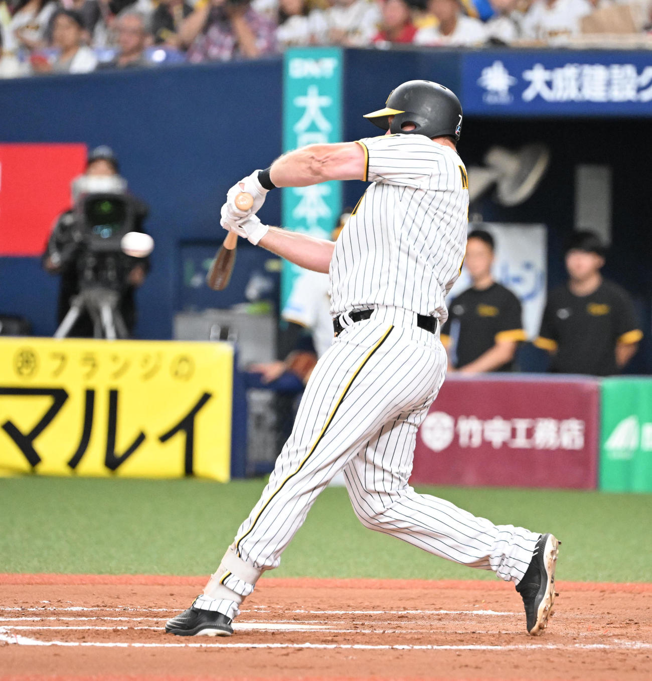 阪神対中日　8回裏阪神2死満塁、右前2点適時打を放つノイジー（撮影・和賀正仁）