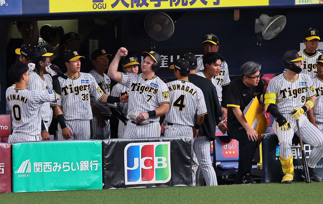 阪神対中日　8回裏阪神2死満塁、ノイジーは右前2点適時打を放ち、代走を送られベンチでガッツポーズ（撮影・上田博志）