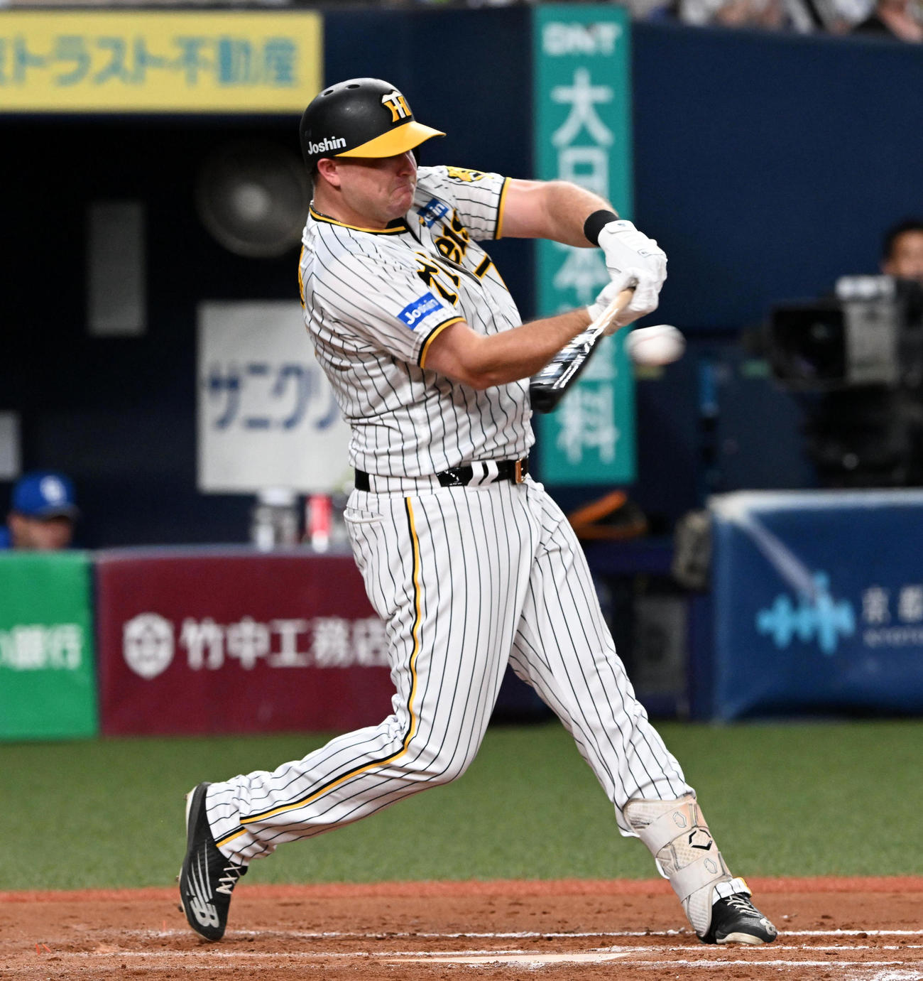 阪神対中日　8回裏阪神2死満塁、ノイジーは右前2点適時打を放つ（撮影・前岡正明）