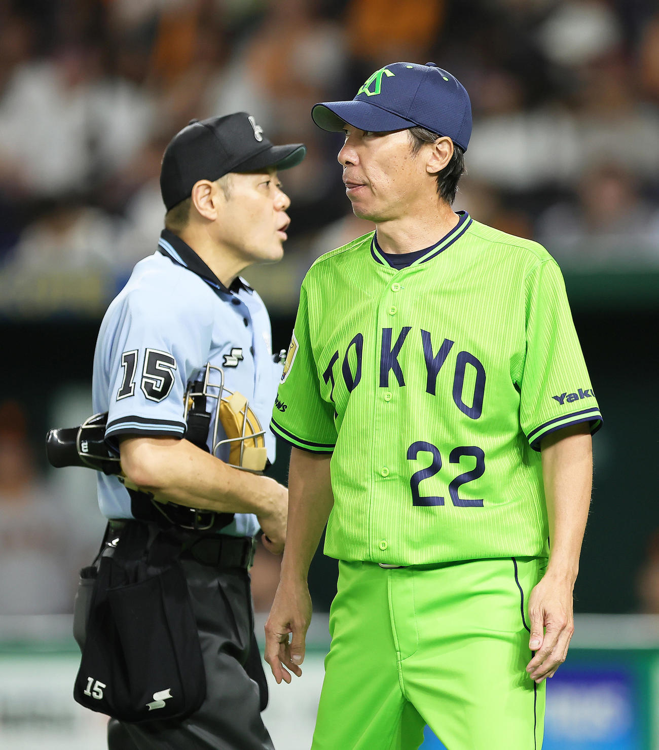 巨人対ヤクルト　7回裏巨人2死一、三塁、坂本への死球判定にリクエストするヤクルト高津監督（撮影・足立雅史）